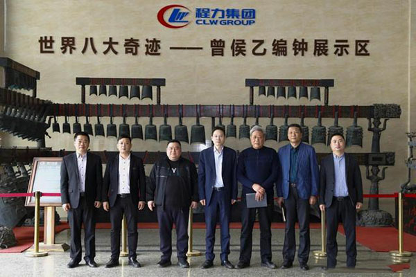 在程力汽車集團(tuán)總部迎賓大廳，雙方代表觀摩世界八大奇跡編鐘后合影紀(jì)念